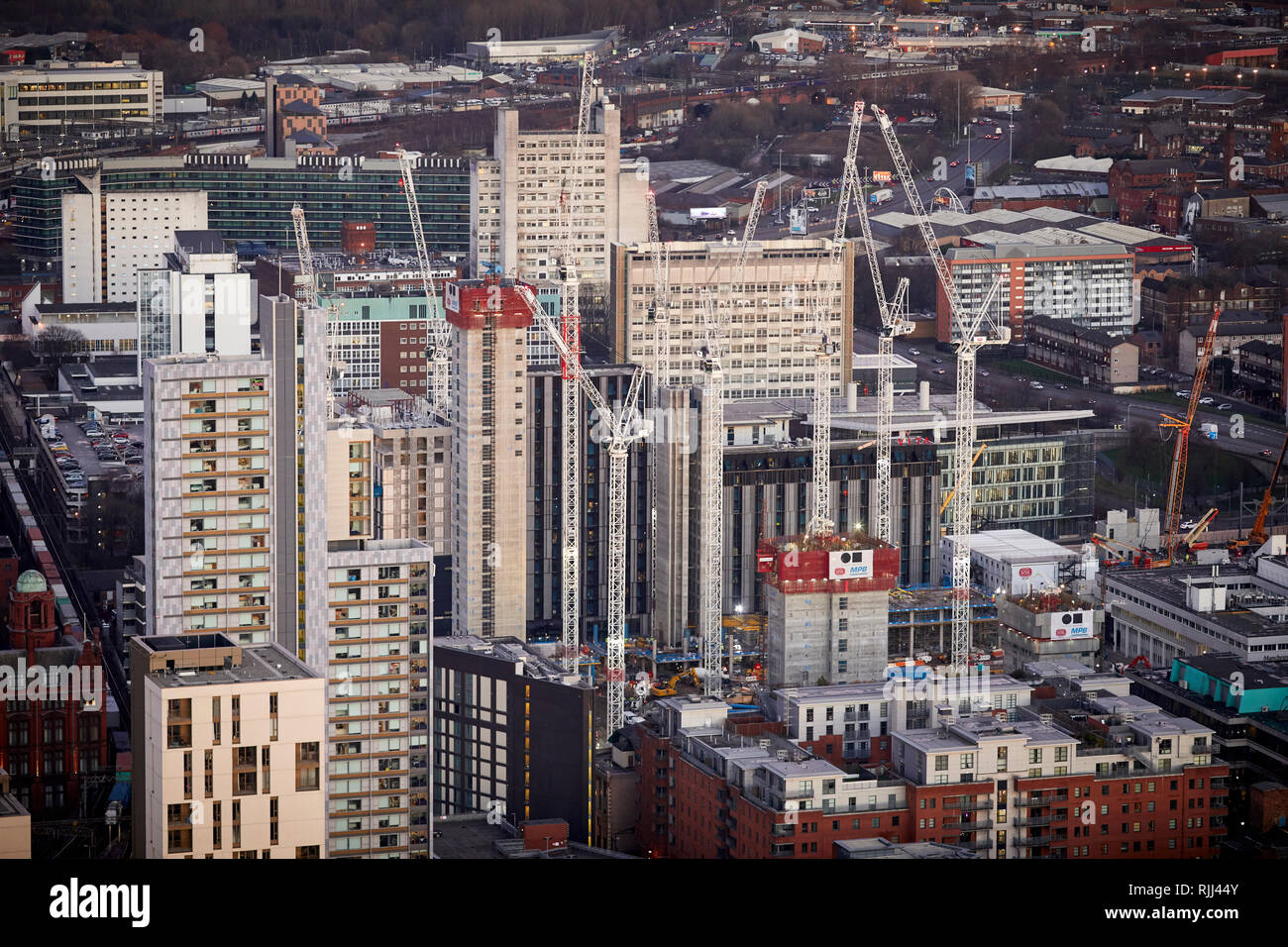 Vista dalla Torre Sud della Piazza di Deansgate guardando in giù a Manchester City Center skyline guardando gli edifici intorno a Manchester MMU Foto Stock