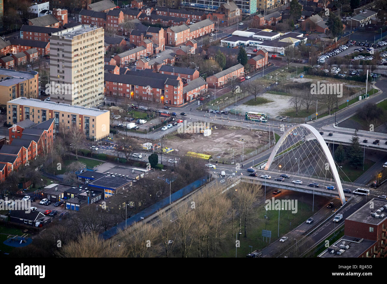 Vista dalla Torre Sud della Piazza di Deansgate guardando in giù a Hulme Arch Foto Stock