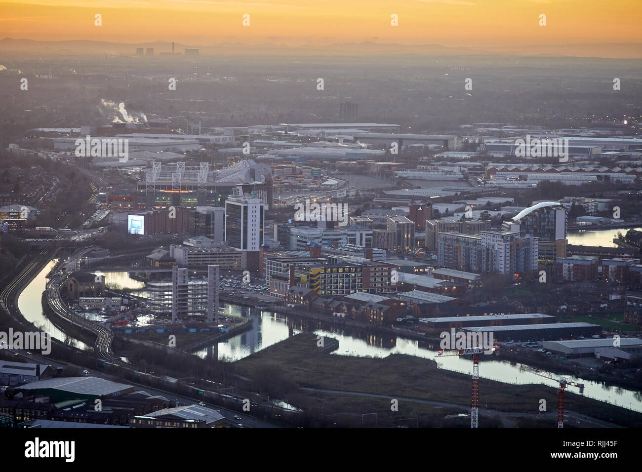 Vista dalla Torre Sud della Piazza di Deansgate guardando in giù a Salford Quays e Pomona serratura e il Trafford Park oltre Foto Stock