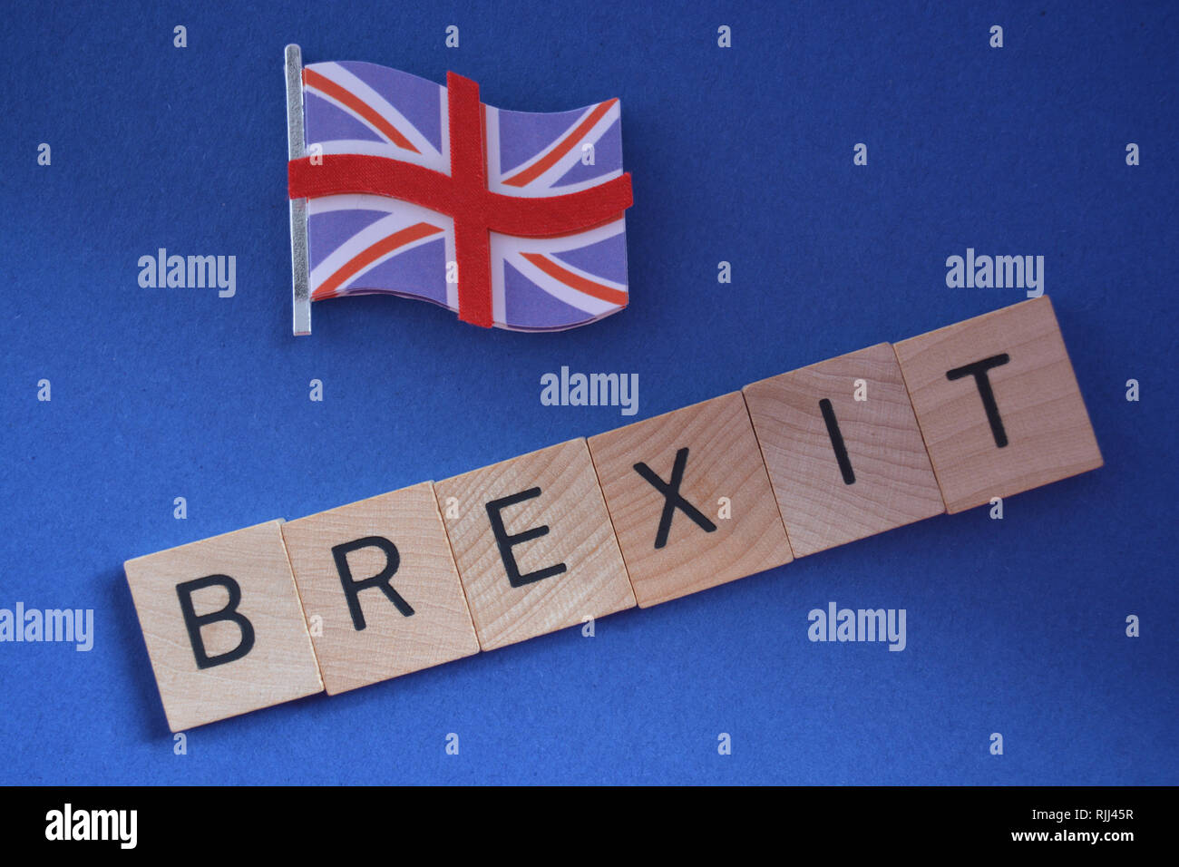 Concetto creativo : politica inglese : 3d Union Jack flag e la parola Brexit isolata su uno sfondo blu Foto Stock