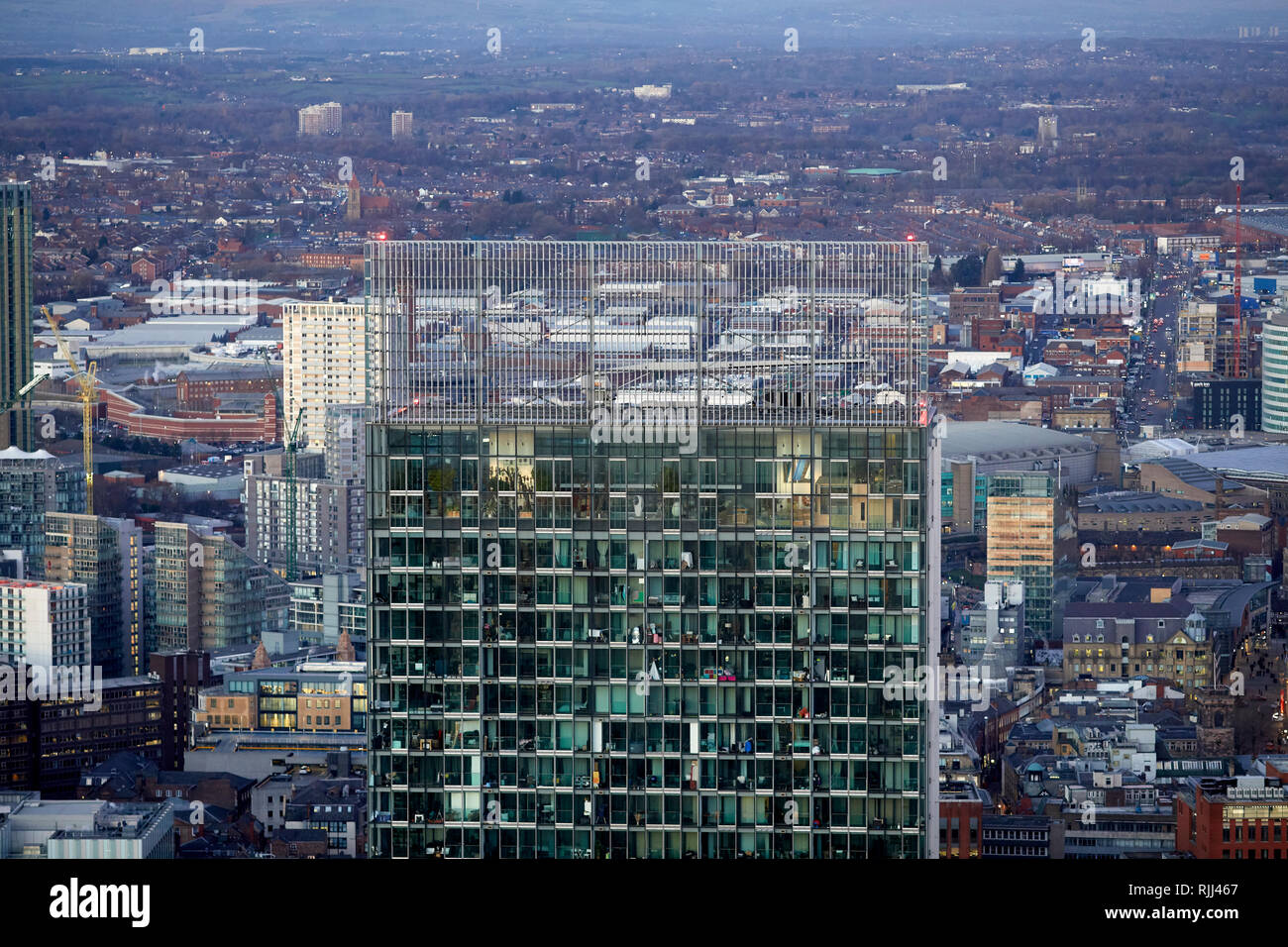 Vista dalla Torre Sud della Piazza di Deansgate guardando in giù a Manchester City Center skyline intorno al Municipio Foto Stock