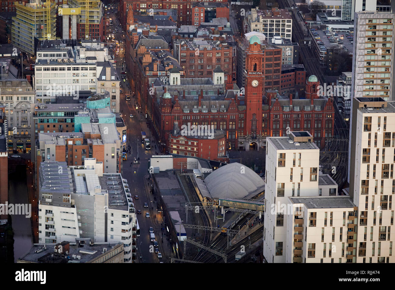Vista dalla Torre Sud della Piazza di Deansgate guardando in giù a Manchester City Center skyline guardando il principio Hotel e la stazione di Oxford Road Foto Stock