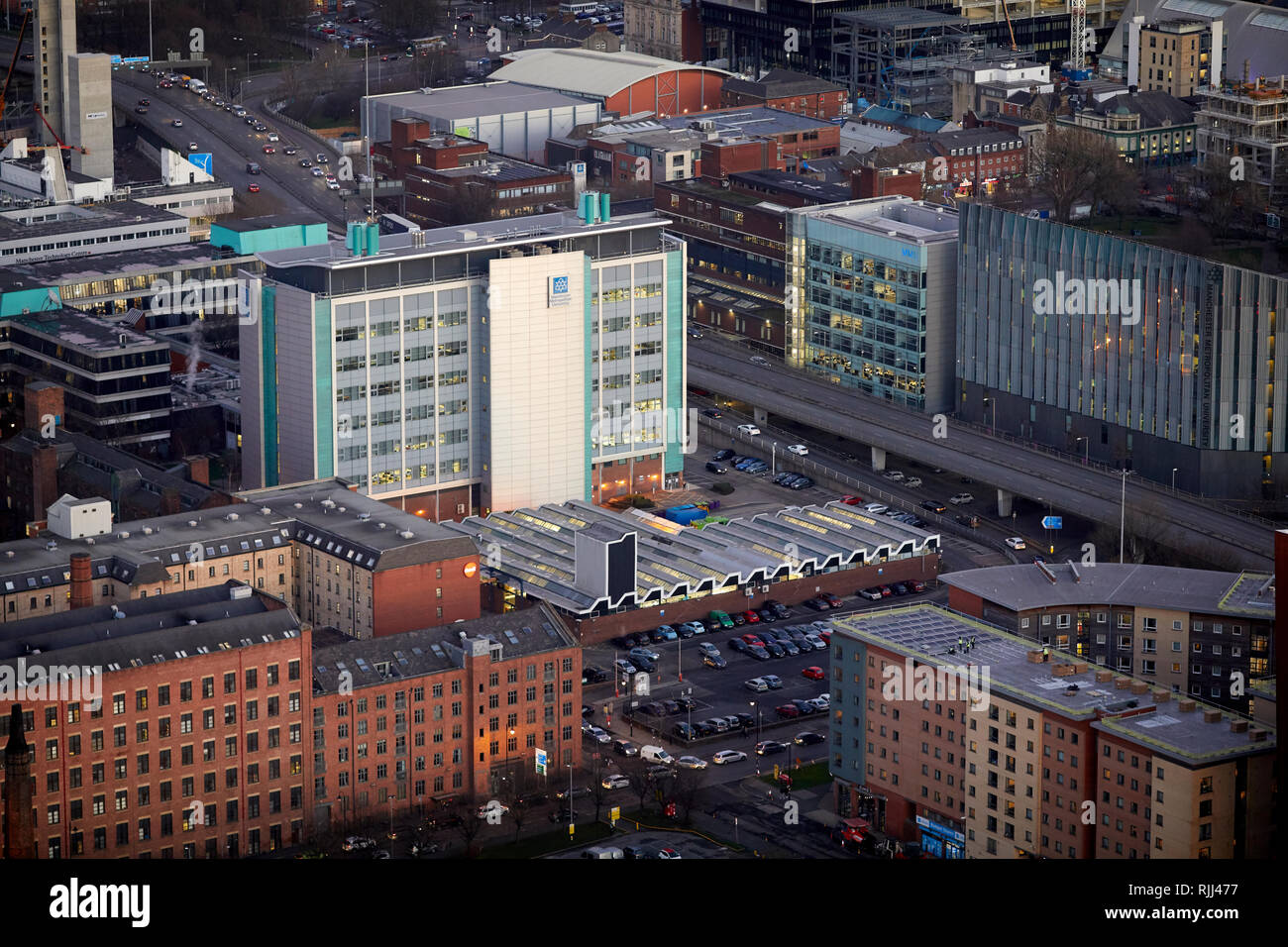 Vista dalla Torre Sud della Piazza di Deansgate guardando in giù a Manchester City Center skyline guardando MMU campus universitario Foto Stock