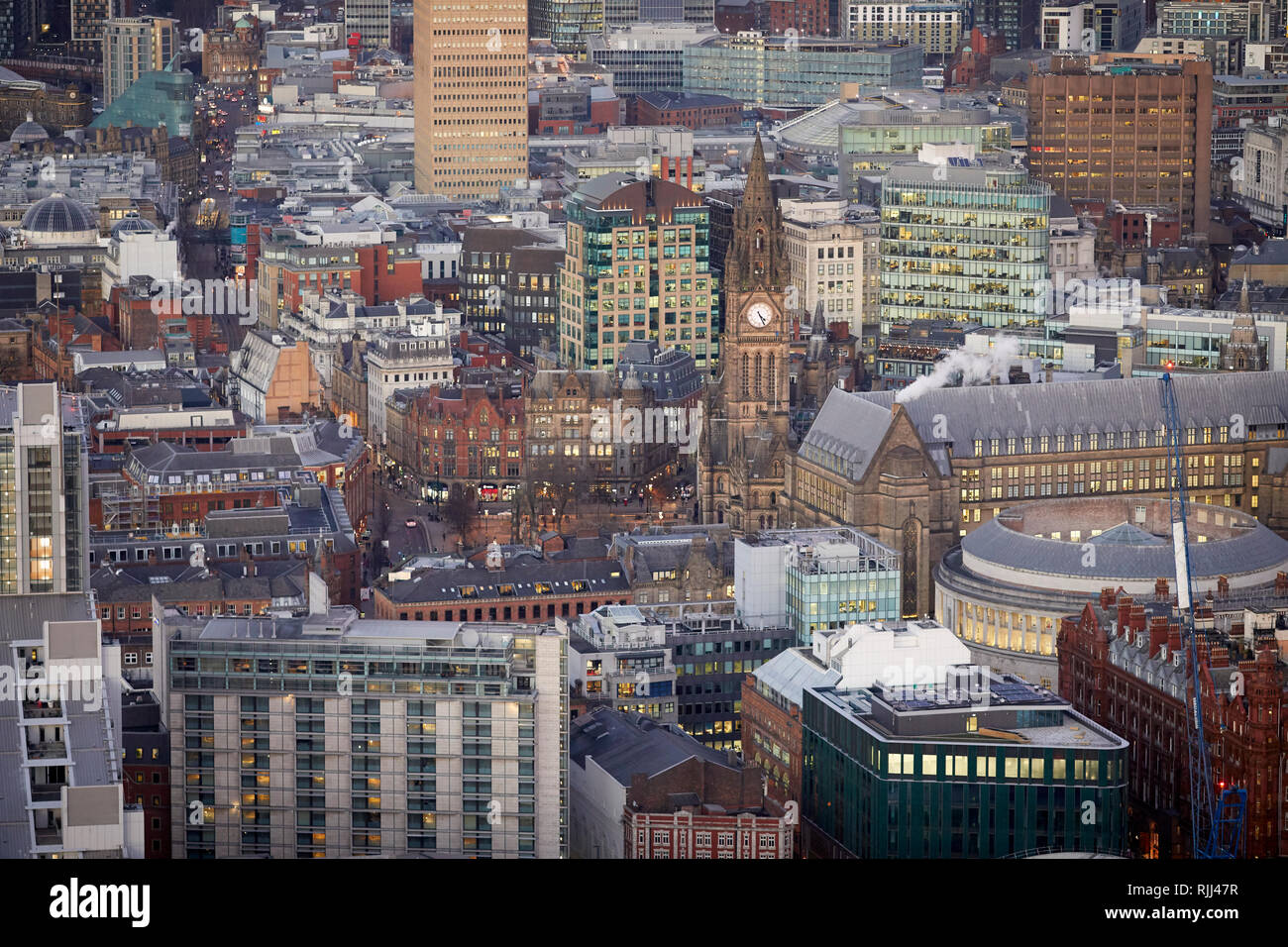 Vista dalla Torre Sud della Piazza di Deansgate guardando in giù a Manchester City Center skyline intorno al Municipio Foto Stock
