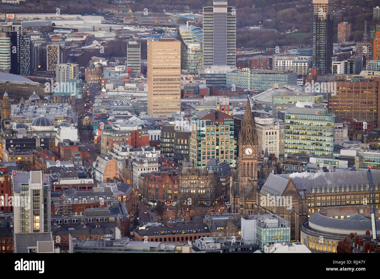 Vista dalla Torre Sud della Piazza di Deansgate guardando in giù a Manchester City Center skyline intorno al Municipio Foto Stock