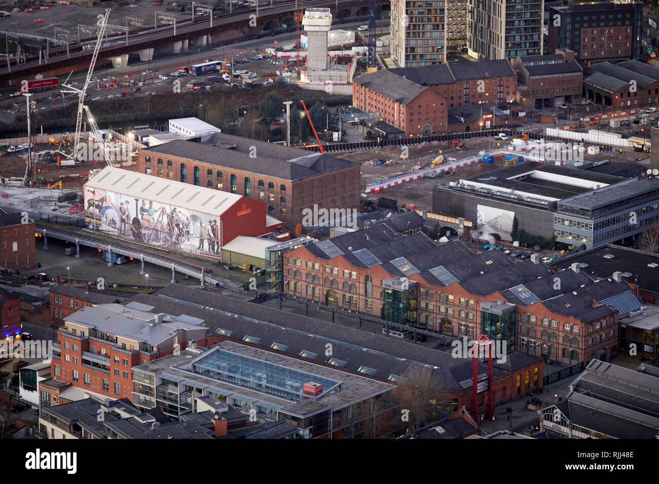 Vista dalla Torre Sud della Piazza di Deansgate guardando in giù a Manchester City Center skyline guardando la scienza e industria Museo MOSI Foto Stock