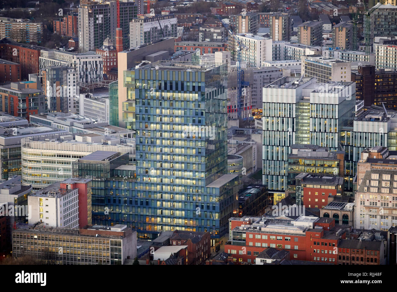 Vista dalla Torre Sud della Piazza di Deansgate guardando in giù a Manchester City Center skyline guardando area Spinningfileds Foto Stock