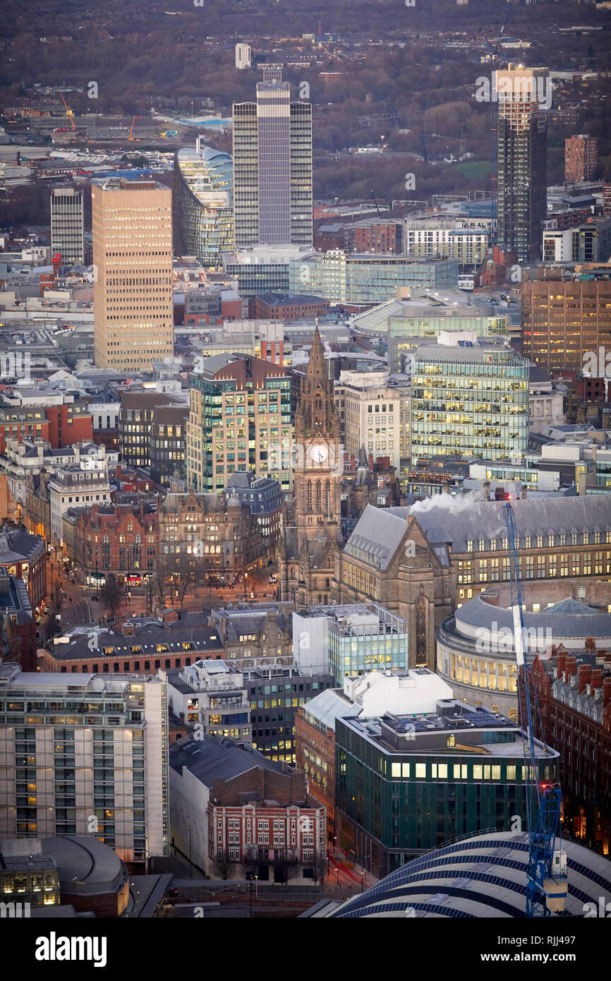 Vista dalla Torre Sud della Piazza di Deansgate guardando in giù a Manchester City Center skyline intorno al Municipio Foto Stock