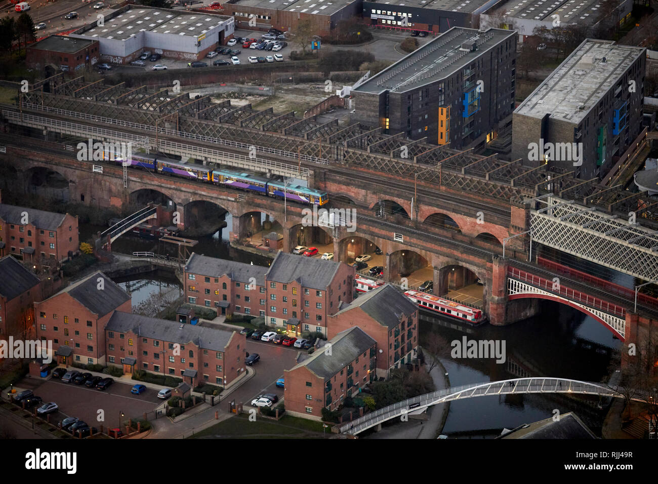 Vista dalla Torre Sud della Piazza di Deansgate guardando in giù a Manchester City Center skyline intorno al Municipio Foto Stock