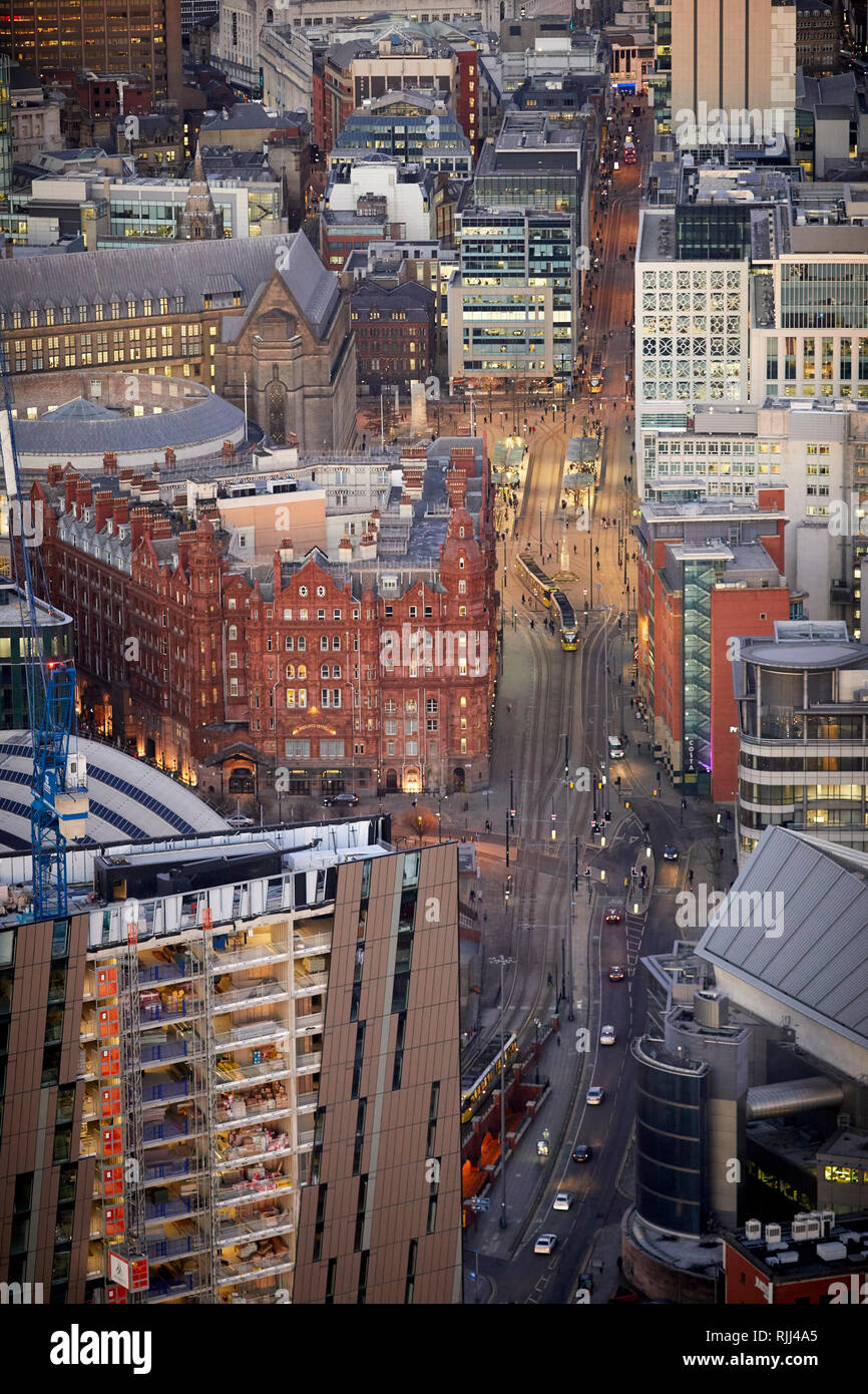 Vista dalla Torre Sud della Piazza di Deansgate guardando in giù a Manchester City Center skyline intorno il Midland Hotel e Peters Square Foto Stock