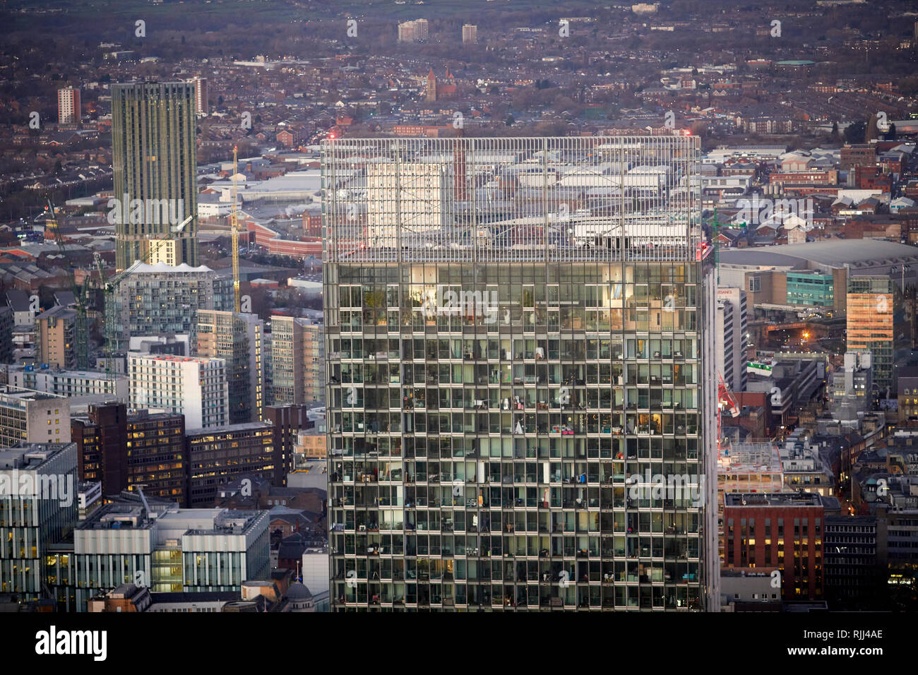 Vista dalla Torre Sud della Piazza di Deansgate guardando in giù a Manchester City Center skyline intorno al Municipio Foto Stock