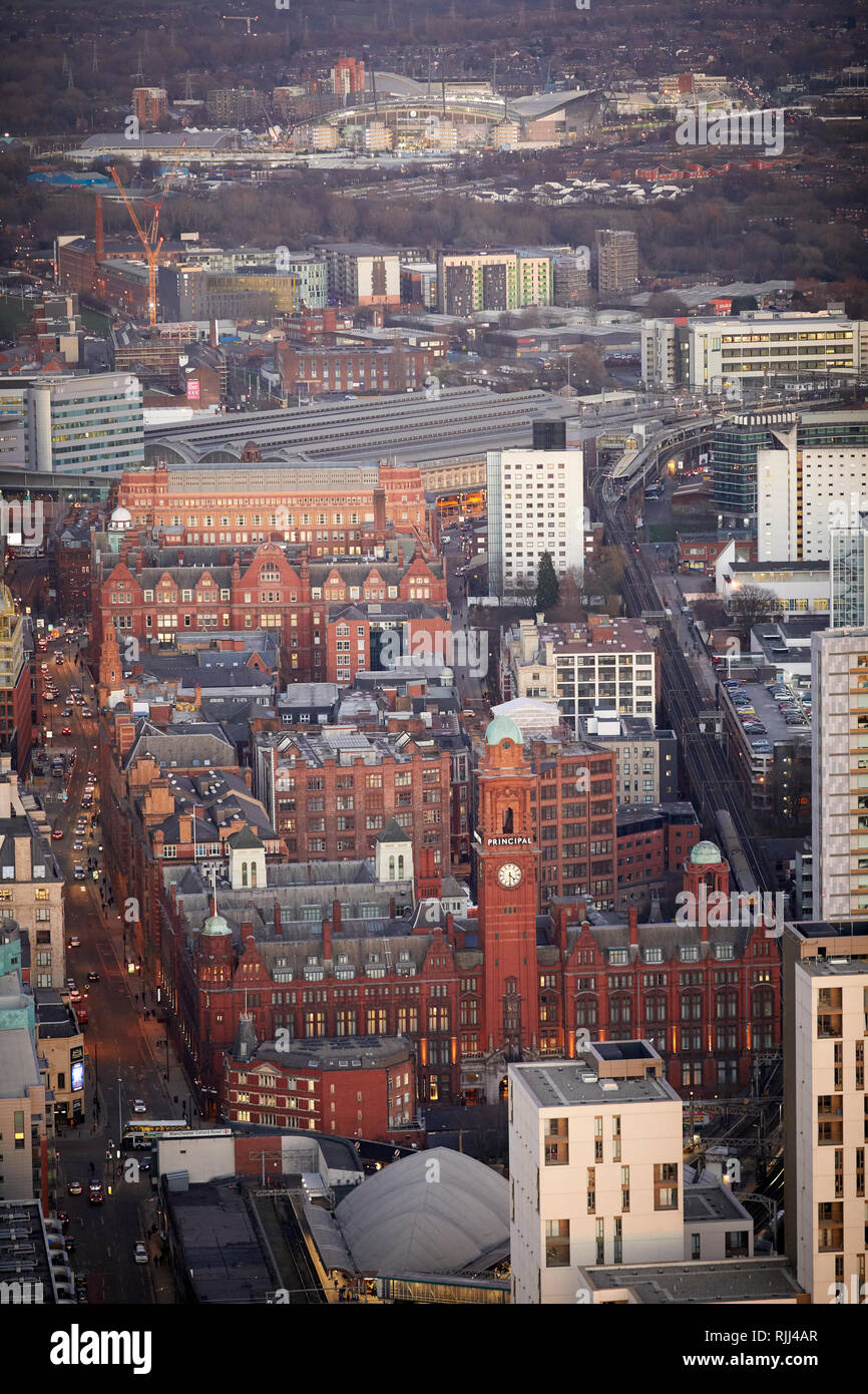 Vista dalla Torre Sud della Piazza di Deansgate guardando in giù a Manchester City Center skyline guardando il principio Hotel e la stazione di Oxford Road Foto Stock