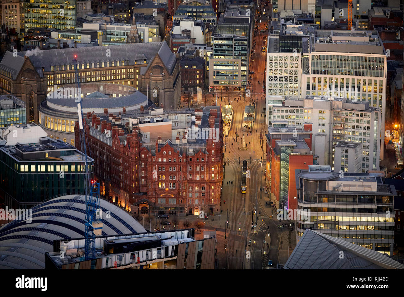 Vista dalla Torre Sud della Piazza di Deansgate guardando in giù a Manchester City Center skyline intorno il Midland Hotel e Peters Square Foto Stock