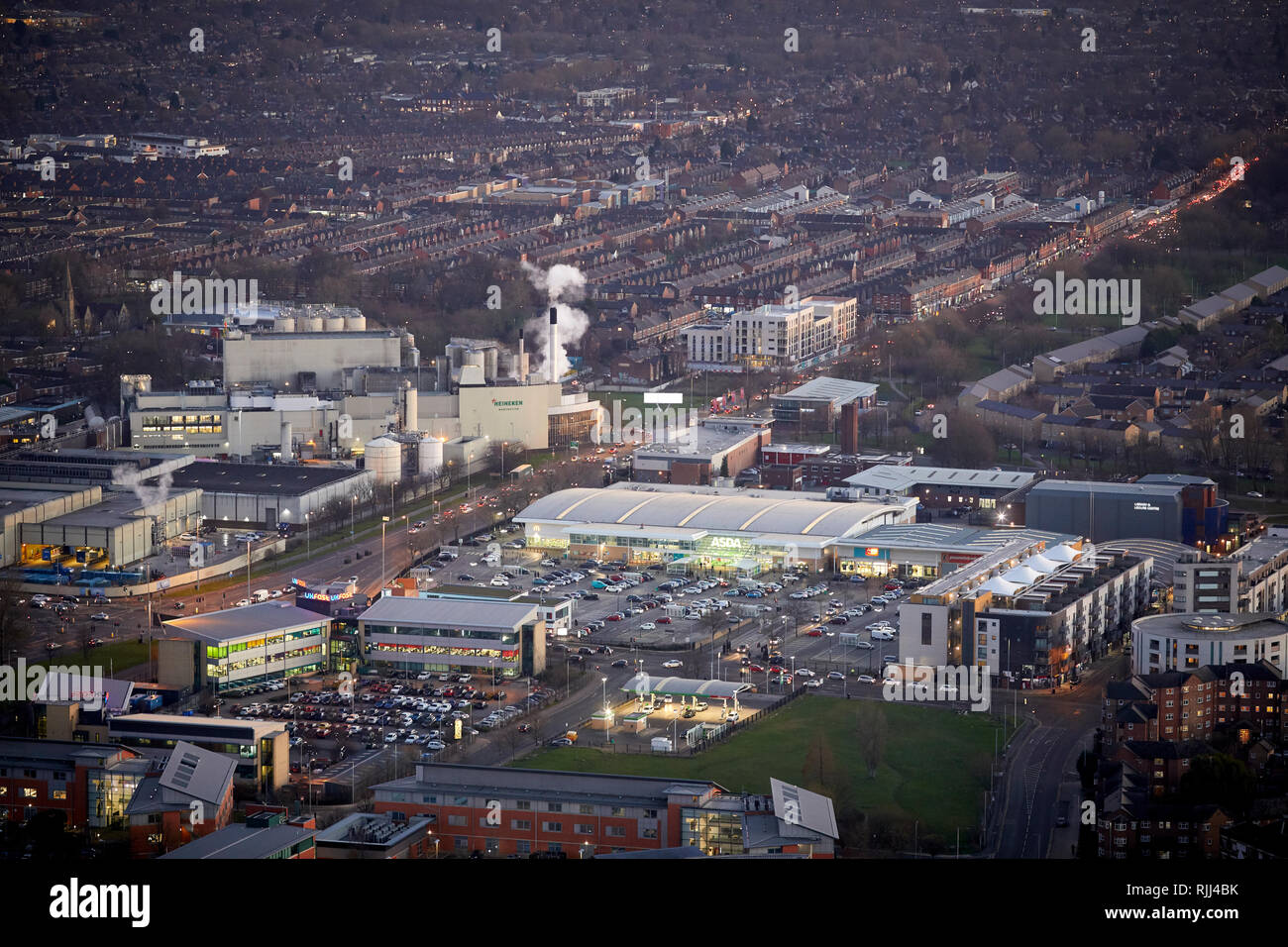 Vista dalla Torre Sud della Piazza di Deansgate guardando in giù a Manchester sobborgo Hulme e Moss Side compresi Asda e la birreria Foto Stock