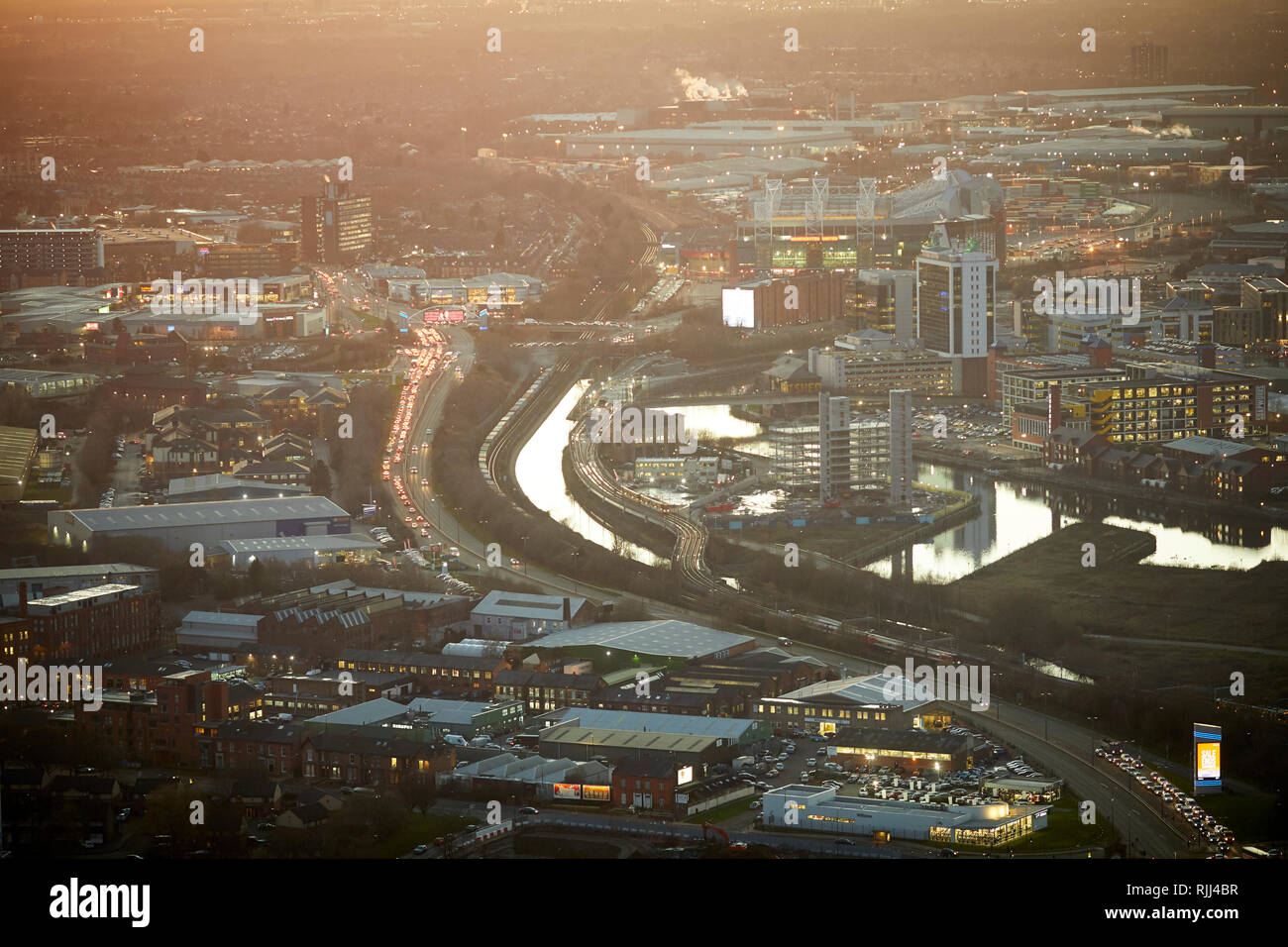 Vista dalla Torre Sud della Piazza di Deansgate guardando in giù a Salford Quays e Pomona serratura e il Trafford Park oltre Foto Stock