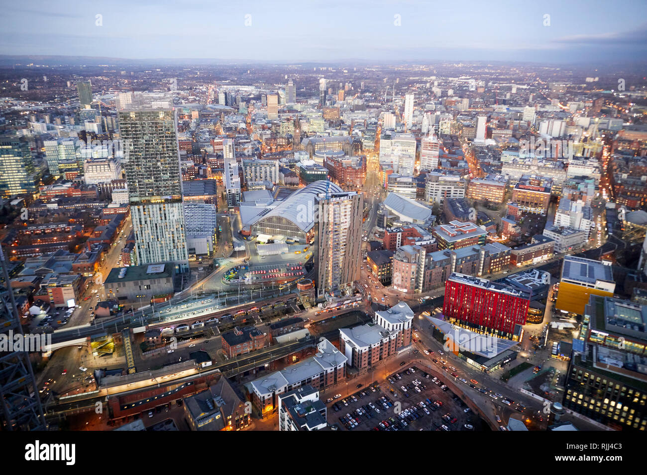 Vista dalla Torre Sud della Piazza di Deansgate guardando in giù a Manchester City Center skyline cercando Deansgate Locks Whitworth Street Foto Stock