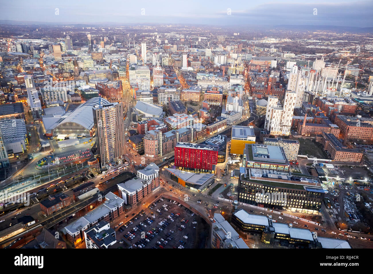 Vista dalla Torre Sud della Piazza di Deansgate guardando in giù a Manchester City Center skyline cercando Deansgate Locks Whitworth Street Foto Stock