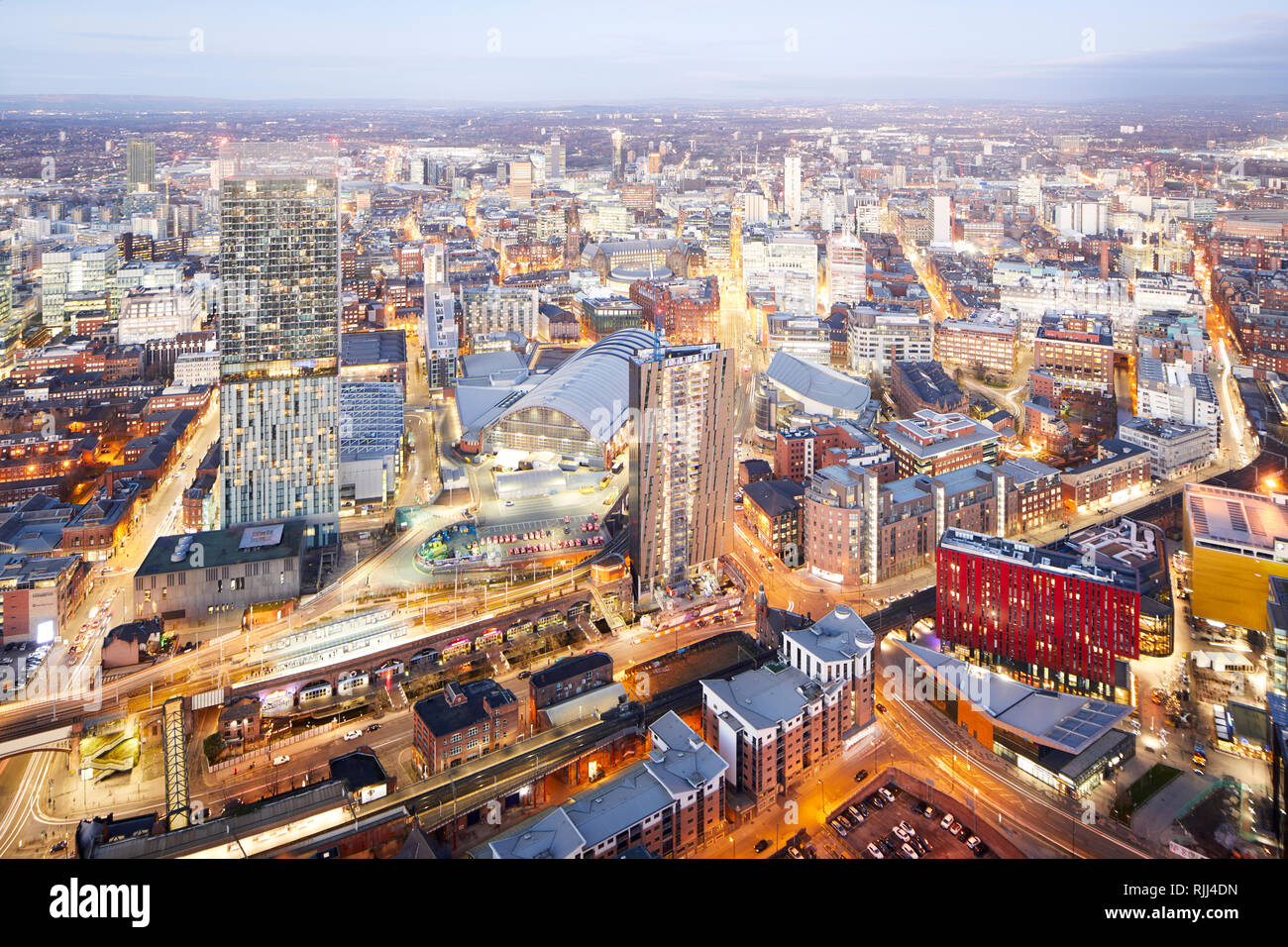 Vista dalla Torre Sud della Piazza di Deansgate guardando in giù a Manchester City Center skyline cercando Deansgate Locks Whitworth Street Foto Stock