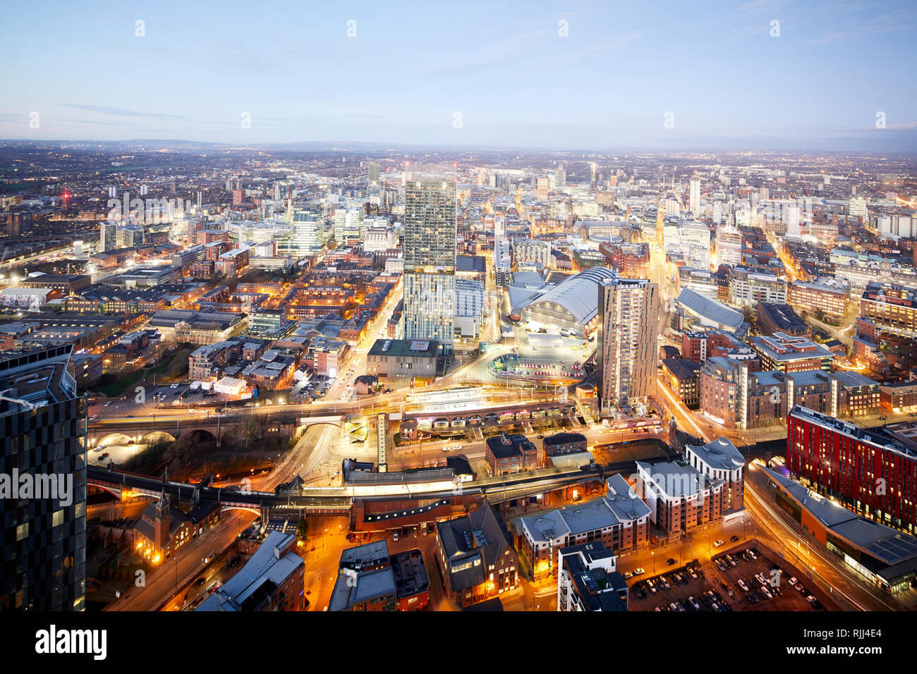 Vista dalla Torre Sud della Piazza di Deansgate guardando in giù a Manchester City Center skyline cercando Deansgate Locks Whitworth Street Foto Stock