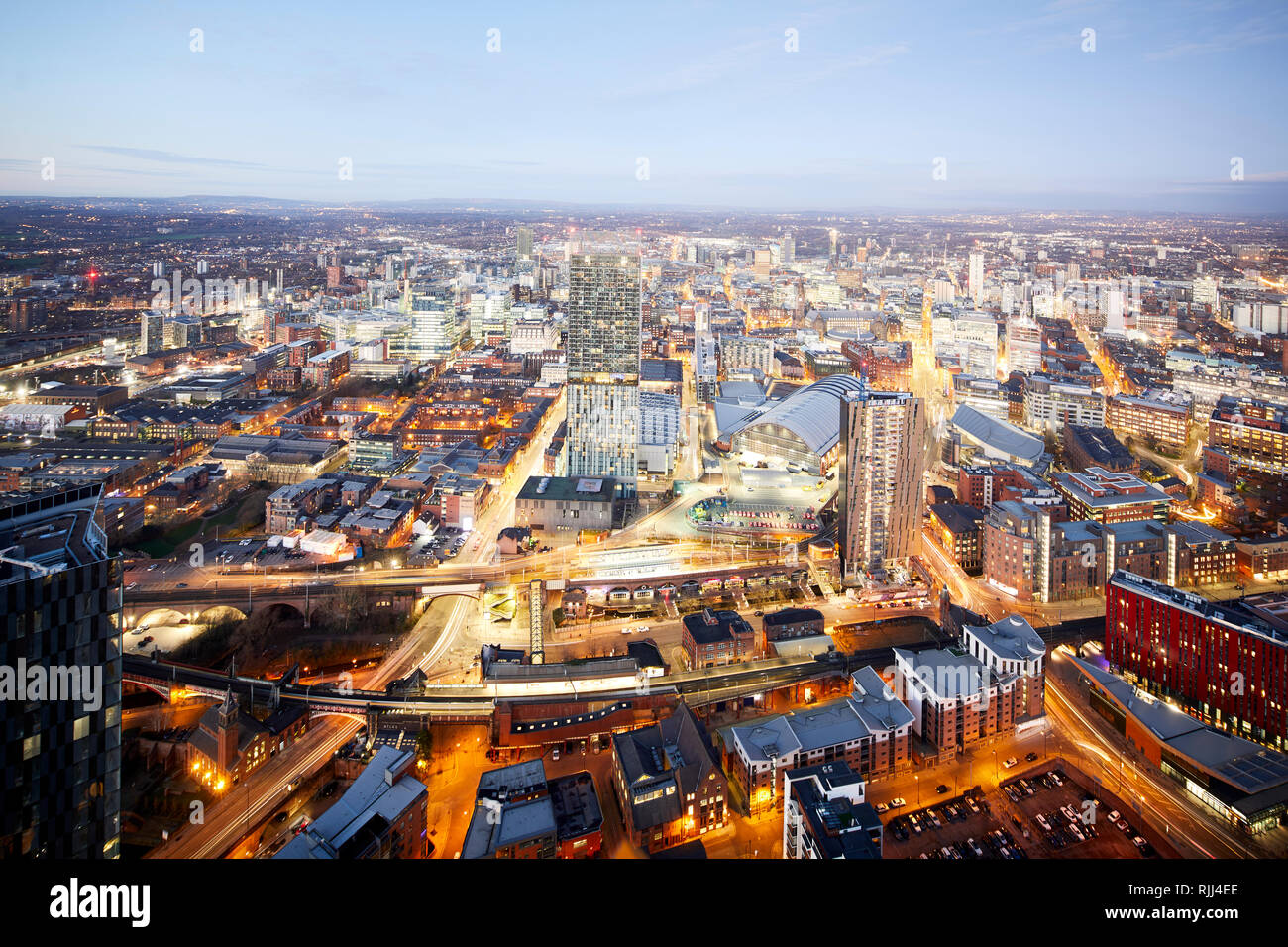 Vista dalla Torre Sud della Piazza di Deansgate guardando in giù a Manchester City Center skyline cercando Deansgate Locks Whitworth Street Foto Stock