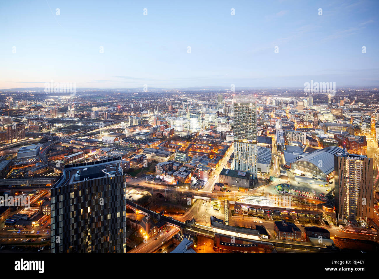 Vista dalla Torre Sud della Piazza di Deansgate guardando in giù a Manchester City Center skyline cercando Deansgate Locks Whitworth Street Foto Stock