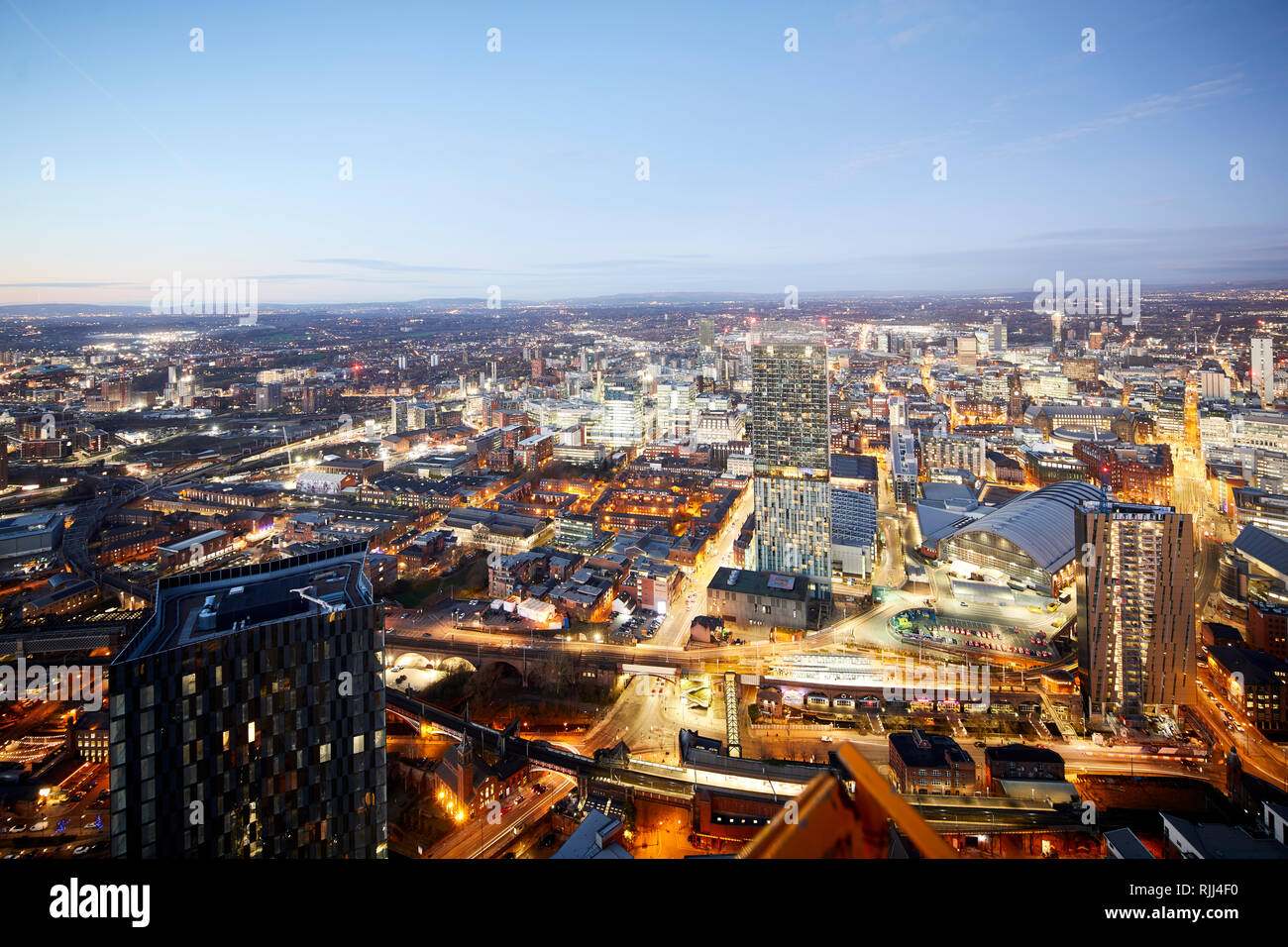 Vista dalla Torre Sud della Piazza di Deansgate guardando in giù a Manchester City Center skyline cercando Deansgate Locks Whitworth Street Foto Stock