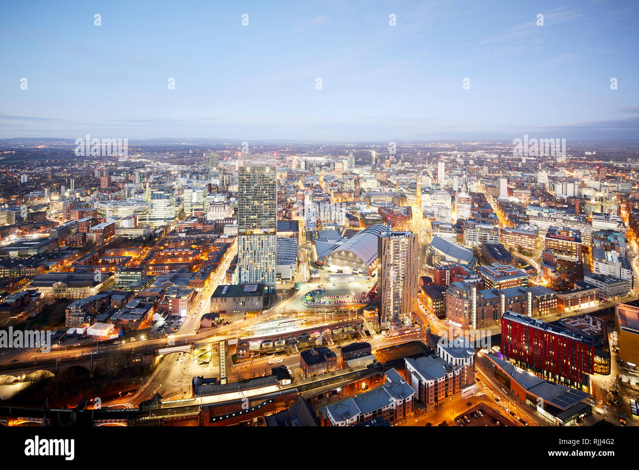 Vista dalla Torre Sud della Piazza di Deansgate guardando in giù a Manchester City Center skyline cercando Deansgate Locks Whitworth Street Foto Stock
