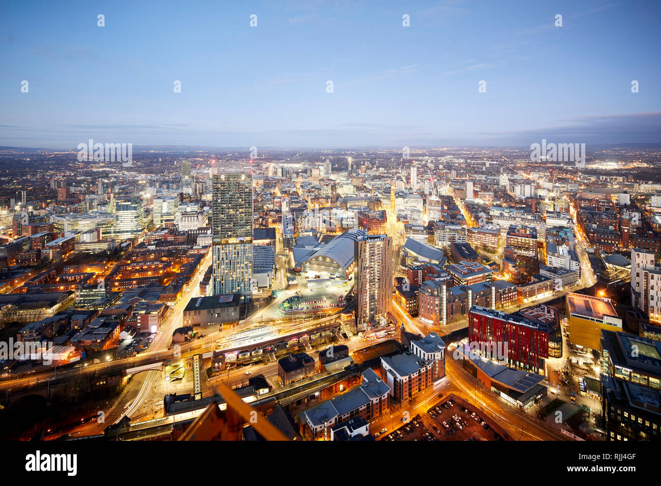 Vista dalla Torre Sud della Piazza di Deansgate guardando in giù a Manchester City Center skyline cercando Deansgate Locks Whitworth Street Foto Stock