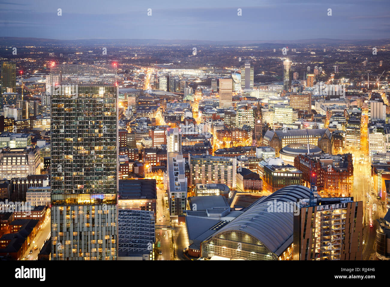 Vista dalla Torre Sud della Piazza di Deansgate guardando in giù a Manchester City Center skyline cercando Deansgate Locks Whitworth Street Foto Stock