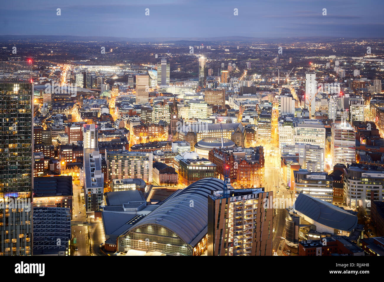 Vista dalla Torre Sud della Piazza di Deansgate guardando in giù a Manchester City Center skyline cercando Deansgate Locks Whitworth Street Foto Stock