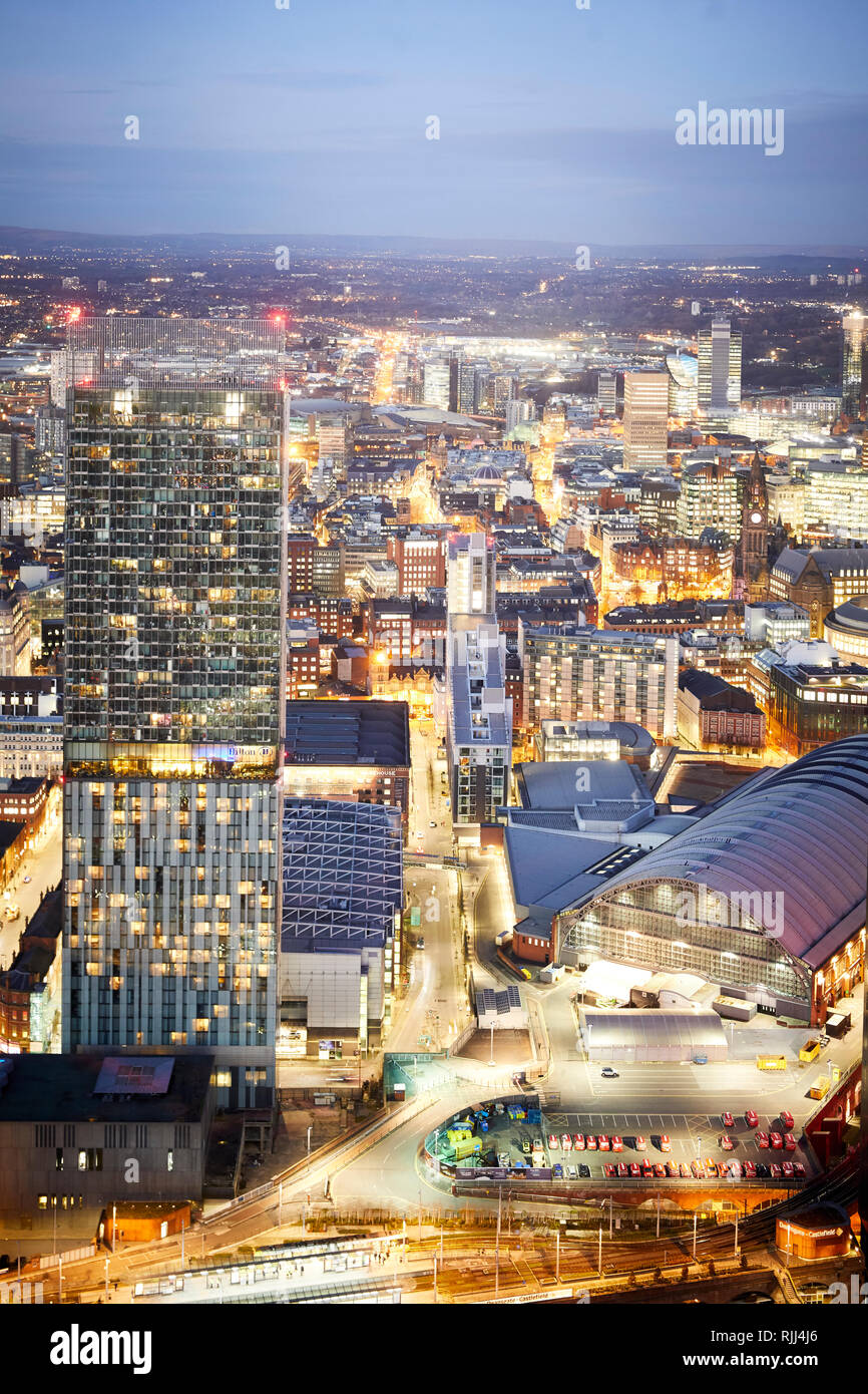 Vista dalla Torre Sud della Piazza di Deansgate guardando in giù a Manchester City Center skyline cercando Deansgate Locks Whitworth Street Foto Stock