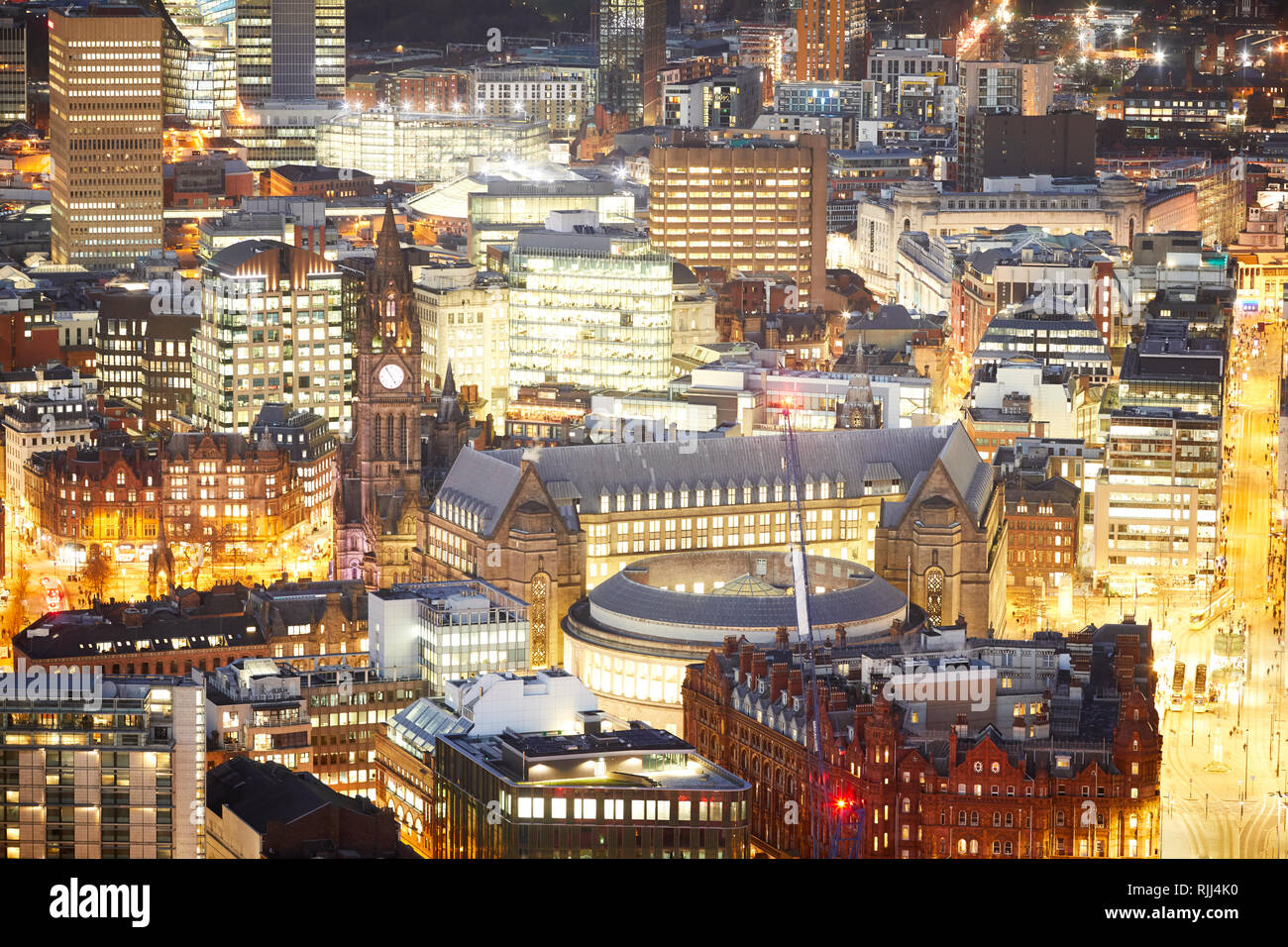 Vista dalla Torre Sud della Piazza di Deansgate guardando in giù a Manchester City Center skyline intorno al Municipio Foto Stock