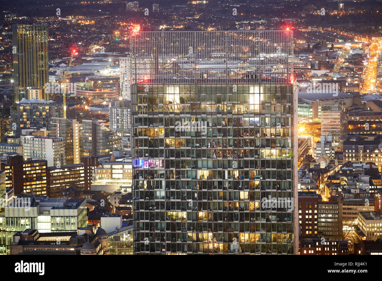 Vista dalla Torre Sud della Piazza di Deansgate guardando in giù a Manchester City Center skyline intorno al Municipio Foto Stock