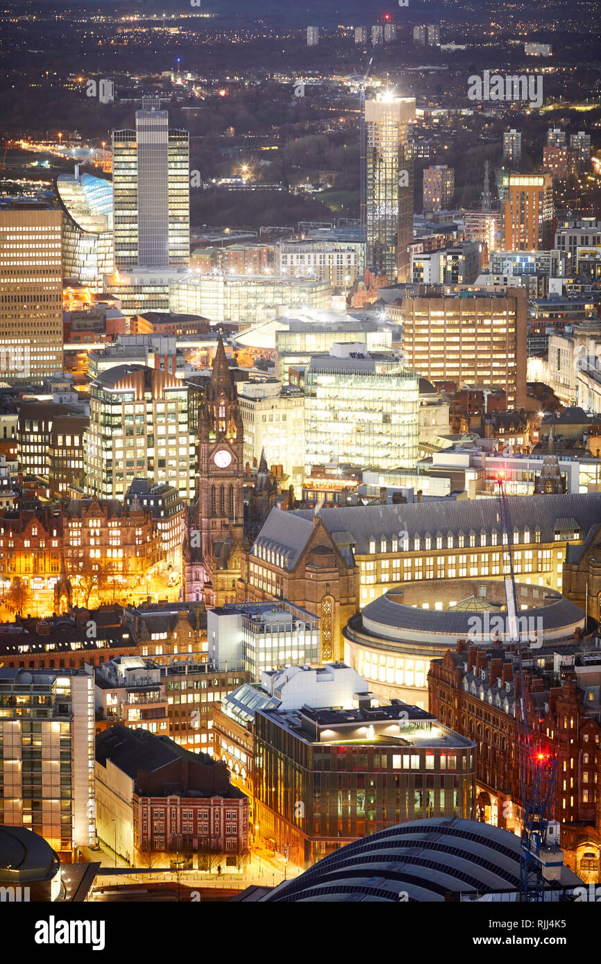 Vista dalla Torre Sud della Piazza di Deansgate guardando in giù a Manchester City Center skyline intorno al Municipio Foto Stock