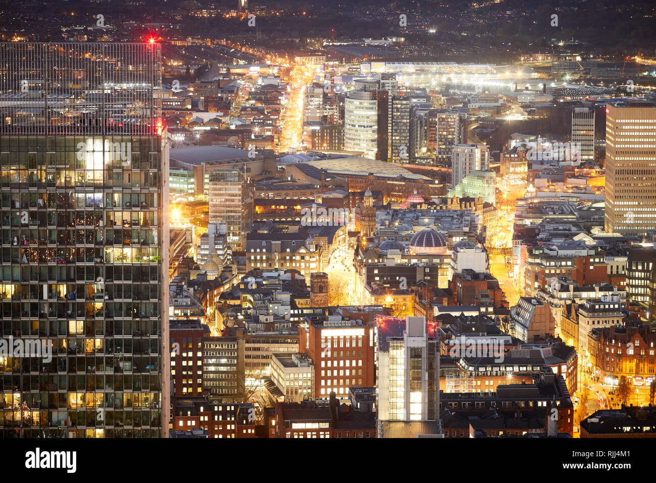 Vista dalla Torre Sud della Piazza di Deansgate guardando in giù a Manchester City Center skyline intorno al Municipio Foto Stock