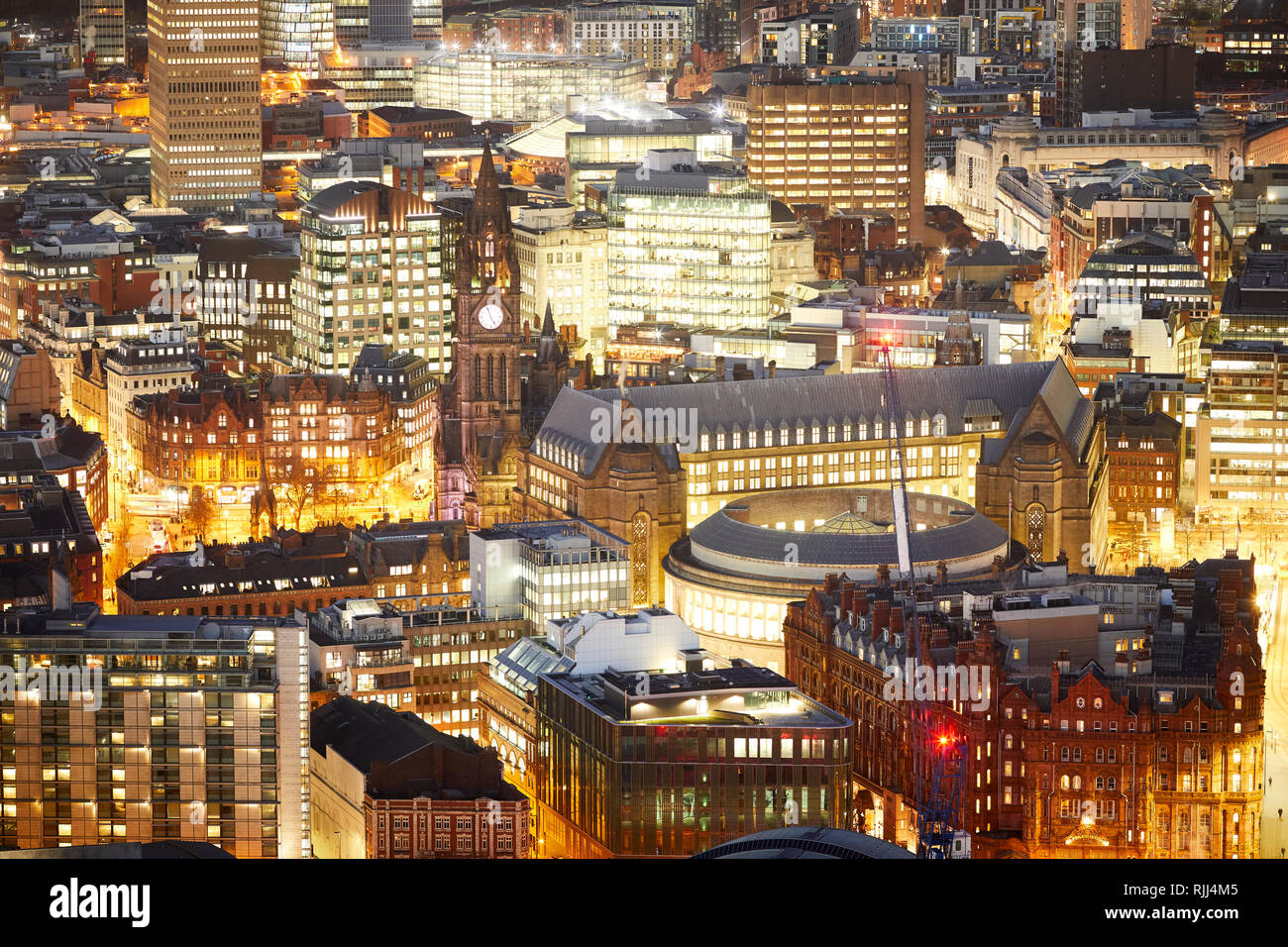 Vista dalla Torre Sud della Piazza di Deansgate guardando in giù a Manchester City Center skyline intorno al Municipio Foto Stock