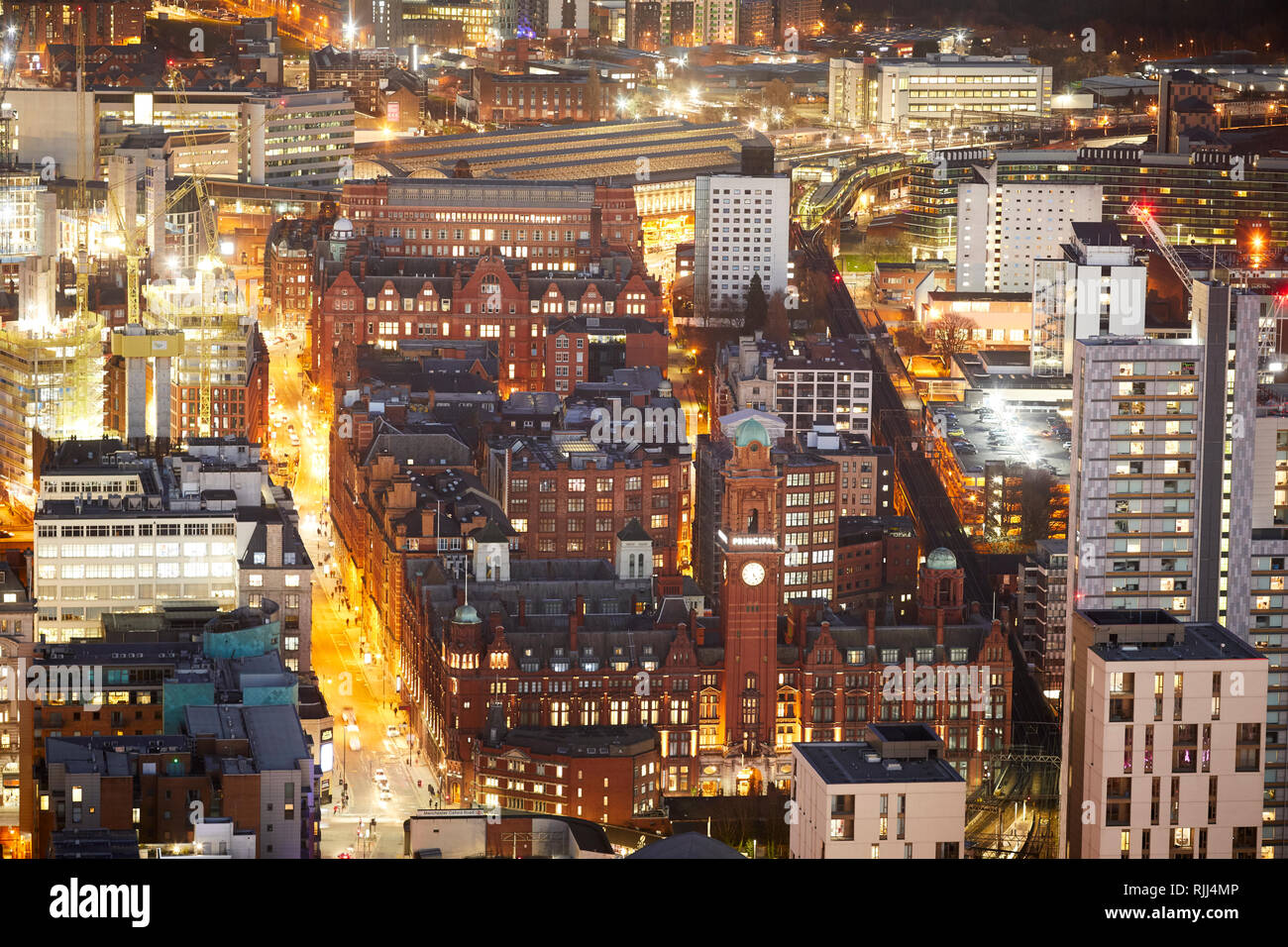 Vista dalla Torre Sud della Piazza di Deansgate guardando in giù a Manchester City Center skyline guardando il principio Hotel e la stazione di Oxford Road Foto Stock