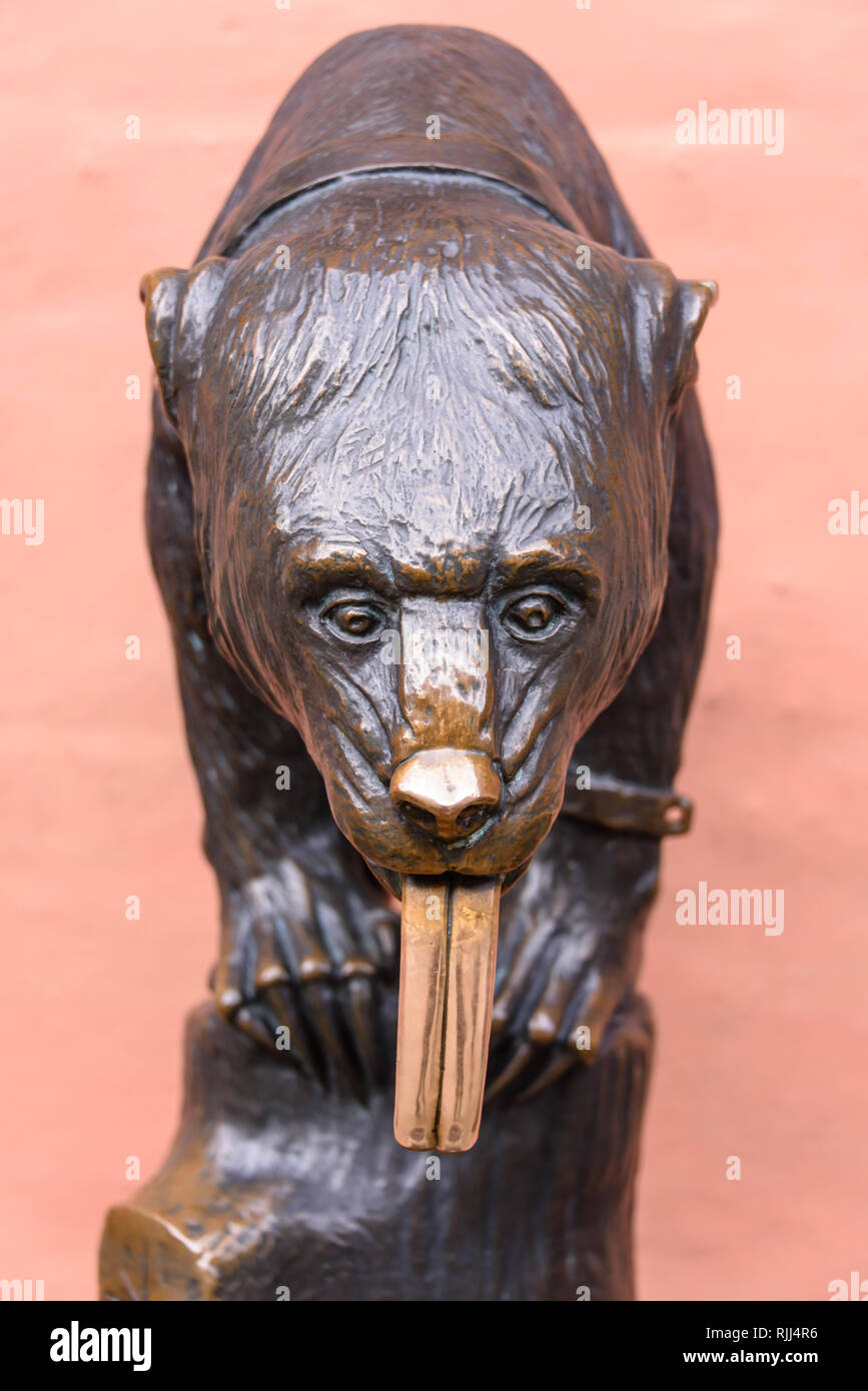 Replica di E. M. Geyger's in fusione di bronzo, orso Wrocław, Wroclaw, Wroklaw, Polonia. Si è detto di essere buona fortuna a toccare o strofinare la bear's tounge. Foto Stock