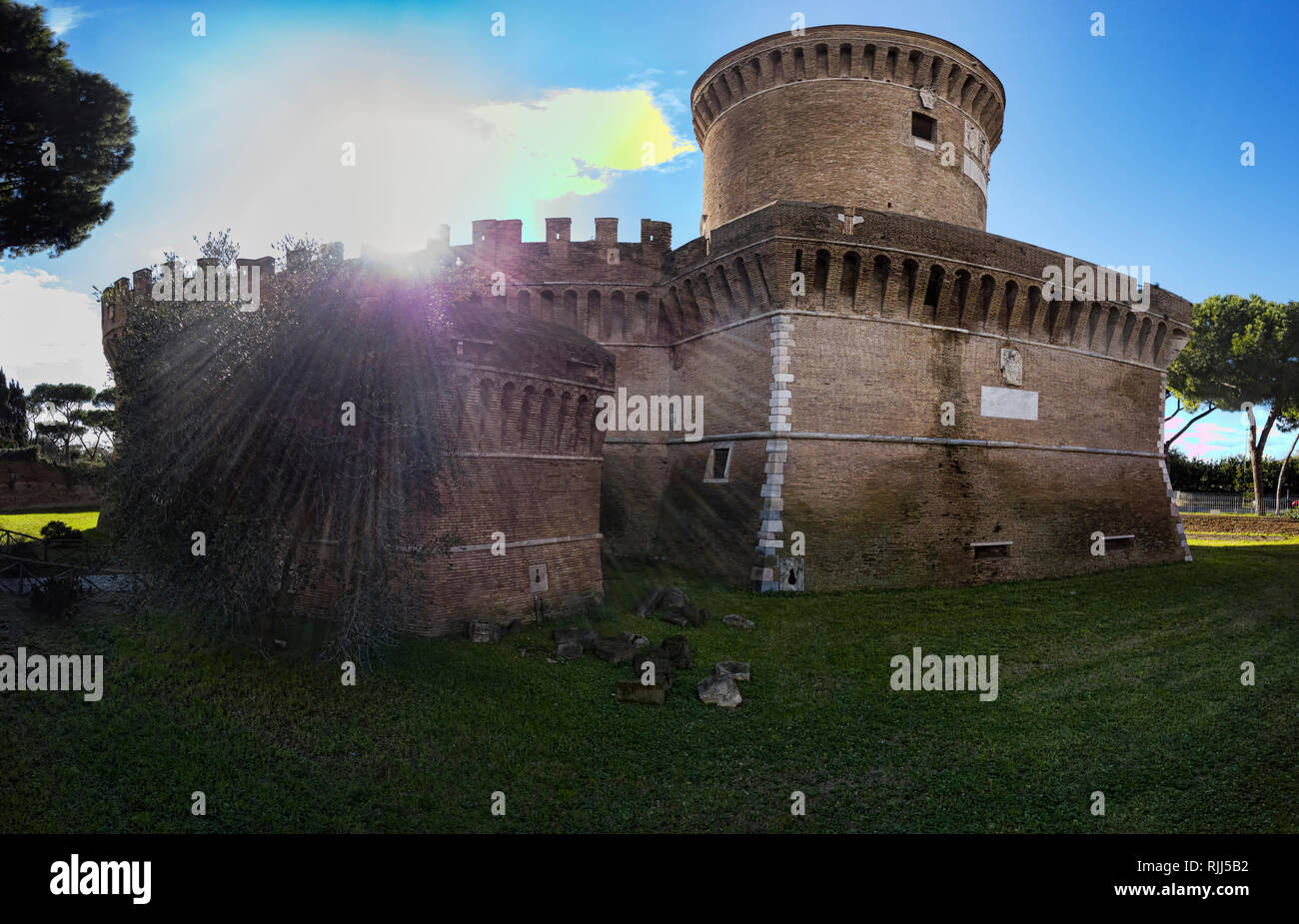 Il bellissimo Castello di Giulio II a Ostia Antica colpito da sole i cui raggi escono dalle pareti Foto Stock