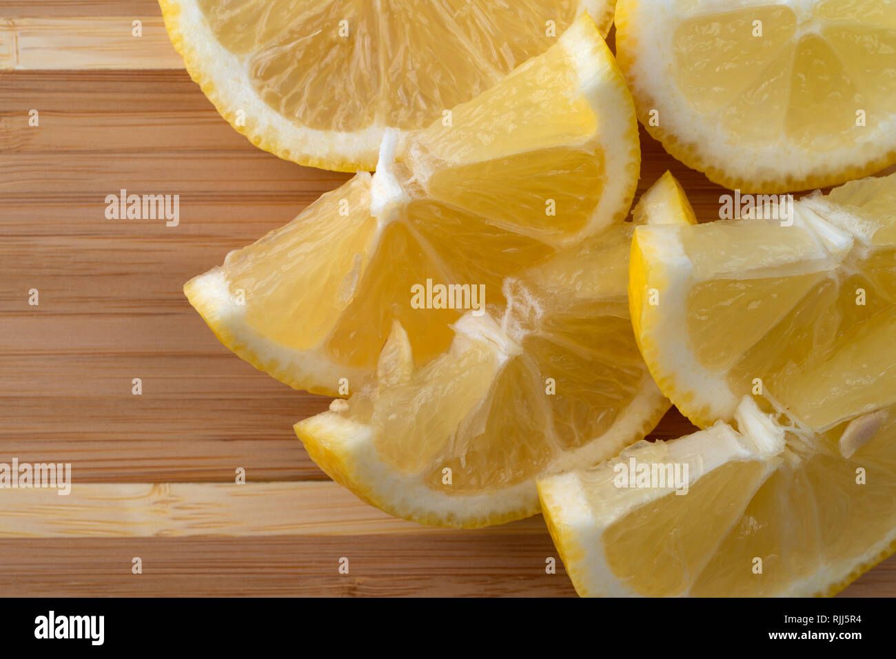 Vista superiore di diverse fette di limone su un legno tagliere. Foto Stock