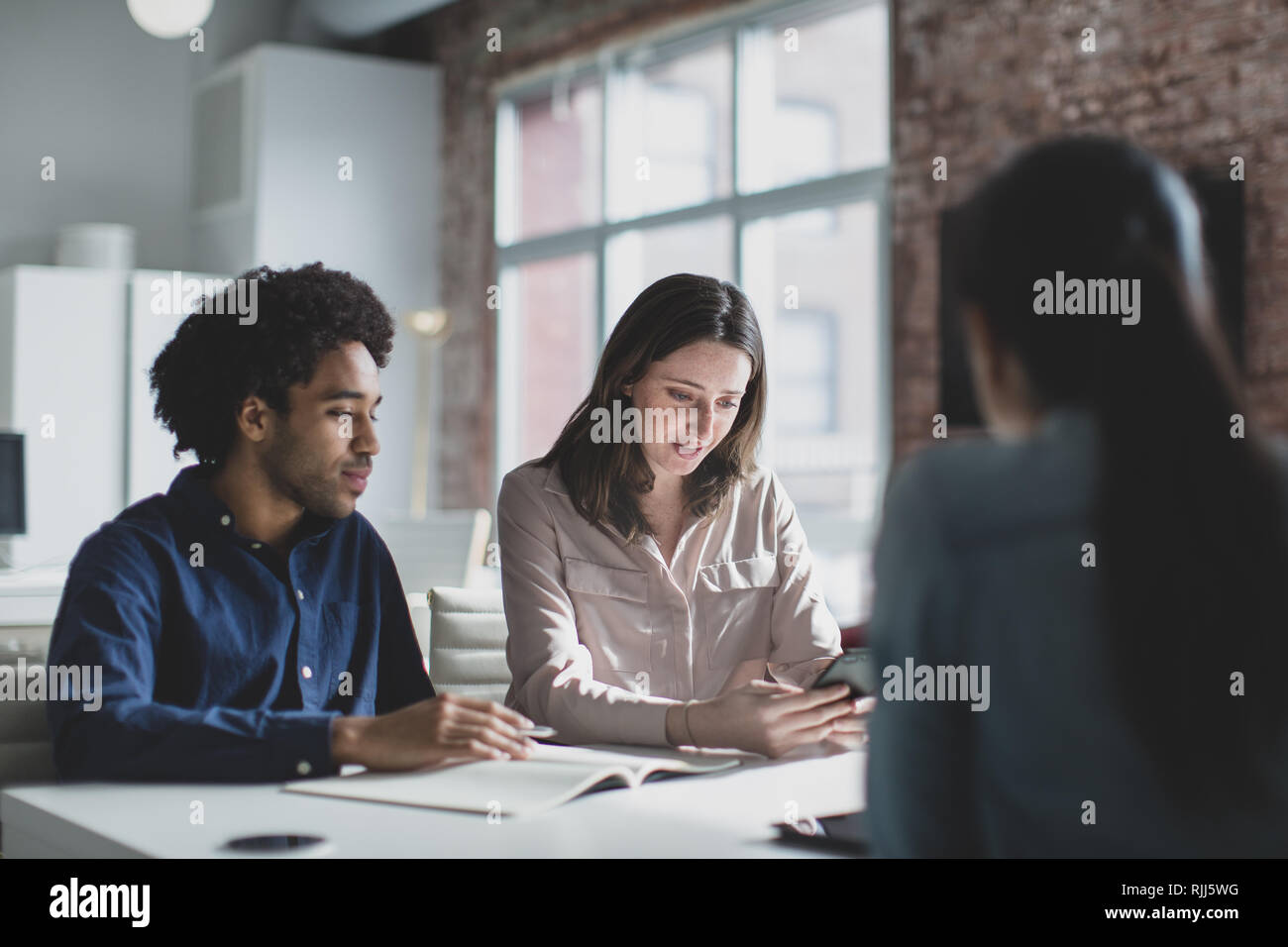 Smartphone gli sviluppatori di app in una riunione di affari Foto Stock