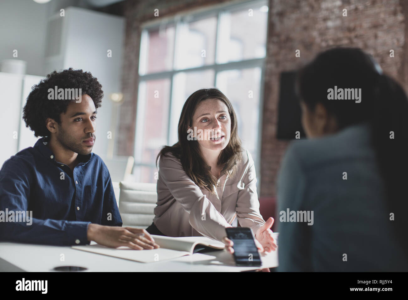 Smartphone gli sviluppatori di app in una riunione di affari Foto Stock