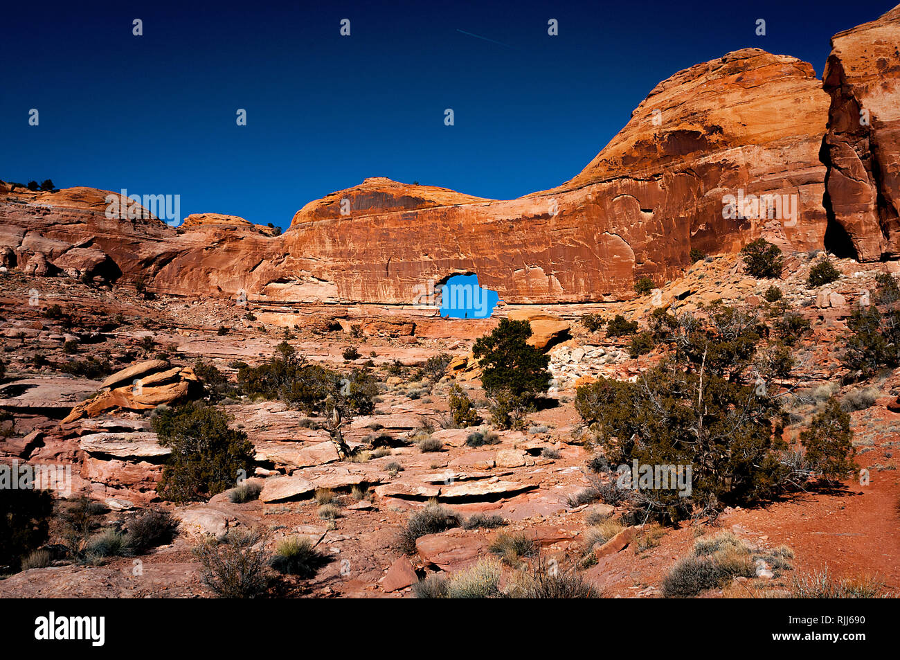 Gennaio 2019: antiche pareti del canyon e inverno profondo cielo blu cornice spettacolare Gold Bar Arch, anche noto come Arco di Jeep, vicino Canyonlands NP. Foto Stock