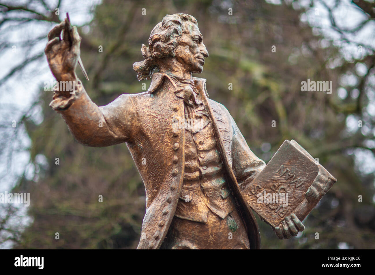 Thomas Paine Thetford - Statua di Thomas Paine uno dei padri fondatori degli Stati Uniti d'America - Nato a Thetford Regno Unito Norfolk - Scultore Sir Charles Thomas Wheeler Foto Stock