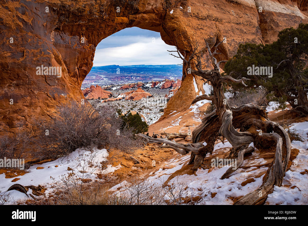 Gennaio 2019: un inverno di Visualizza come visto attraverso la partizione Arch lungo il Giardino del Diavolo Sentiero nel Parco Nazionale di Arches, Moab, Utah. Foto Stock