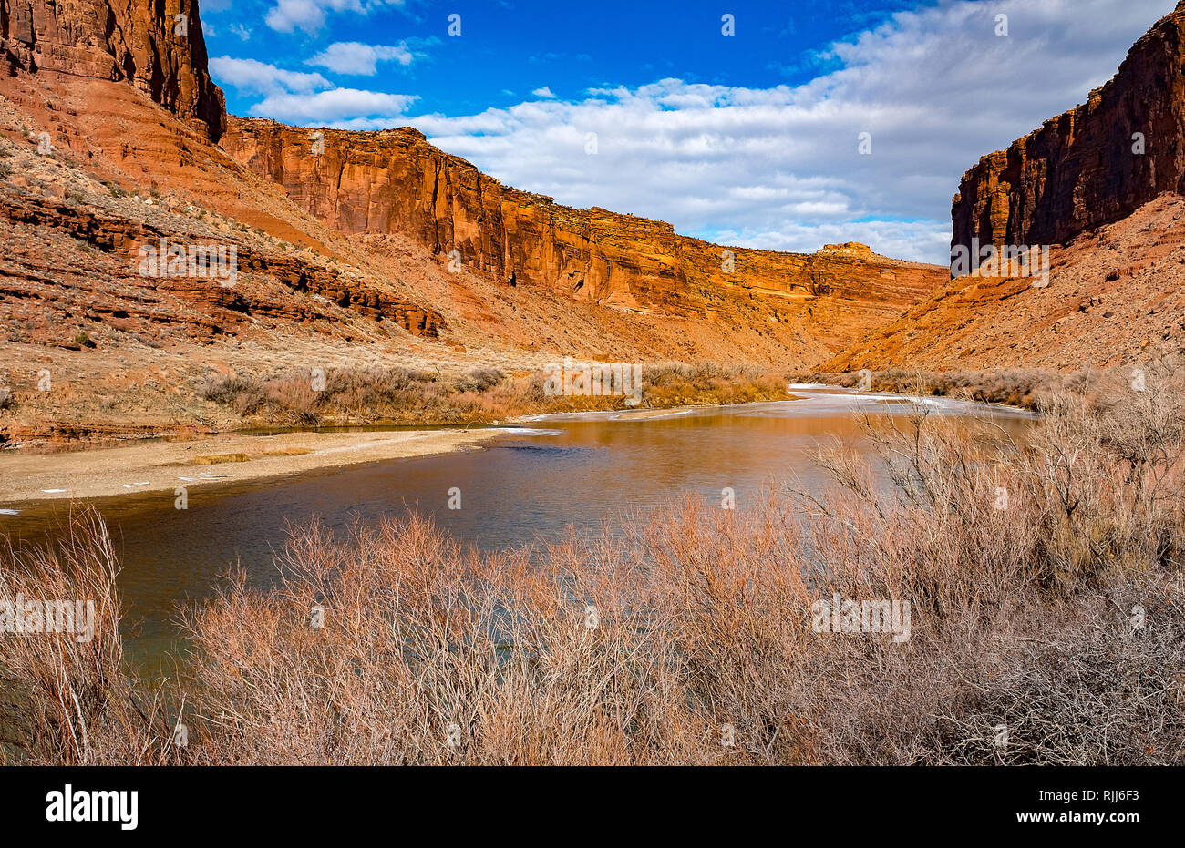 Gennaio 2019: il fiume Colorado si snoda lungo la Utah Highway128 e fornisce una guida panoramica in pietra arenaria rossa canyon vicino a Moab, Utah. Foto Stock