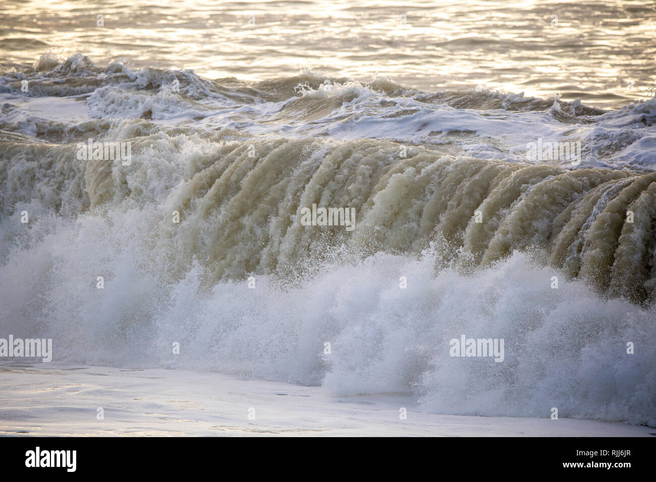 Sporco di grandi onde che si infrangono lungo la costa dopo una a sud è stata attraverso Foto Stock