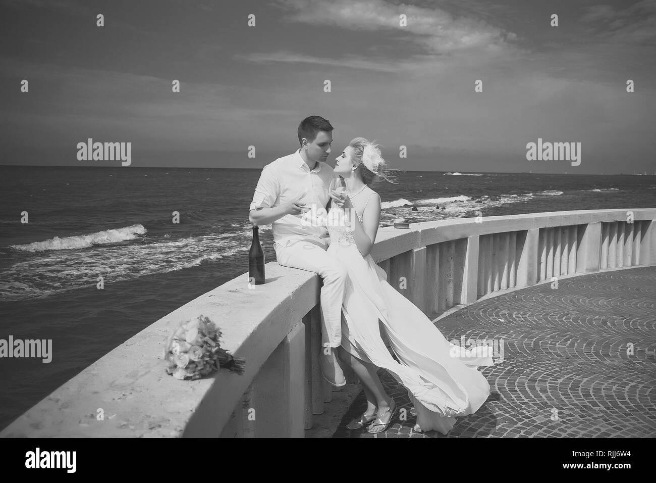 Coppie in viaggio di nozze sulla terrazza Foto Stock