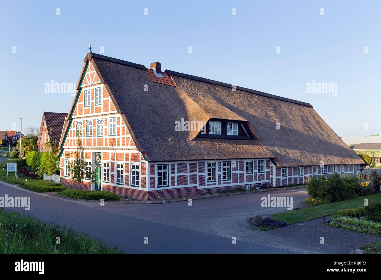 Agriturismo Altländer dal 1712, casa in legno e muratura con tetto di paglia, Estebrügge, Jork, Altes Land Bassa Sassonia, Germania Foto Stock