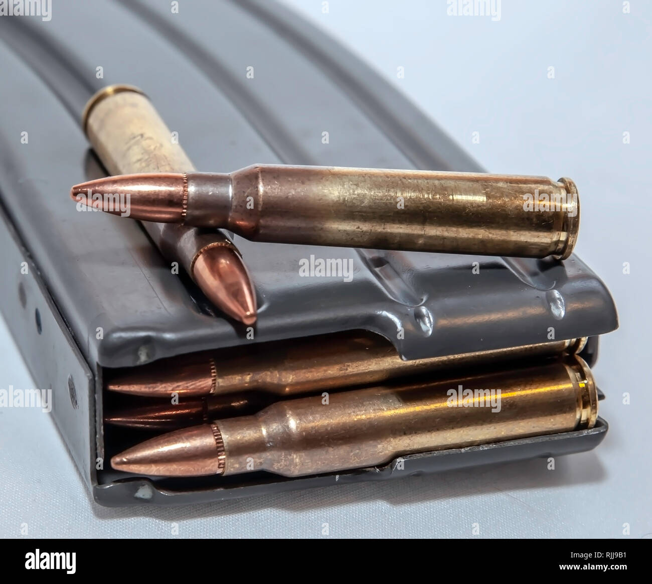 Una rivista di fucile caricato con 223 proiettili calibro con due distinti elenchi puntati sulla sommità di esso su sfondo bianco Foto Stock